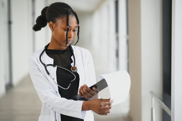 Hermosa enfermera afroamericana en el hospital