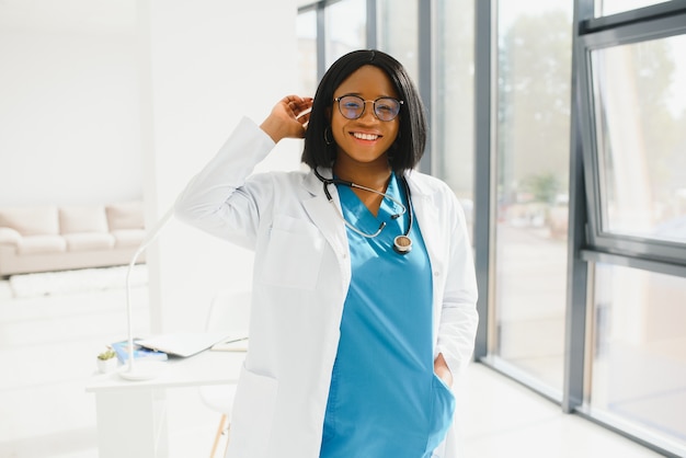 Hermosa enfermera pediátrica afroamericana en la oficina moderna