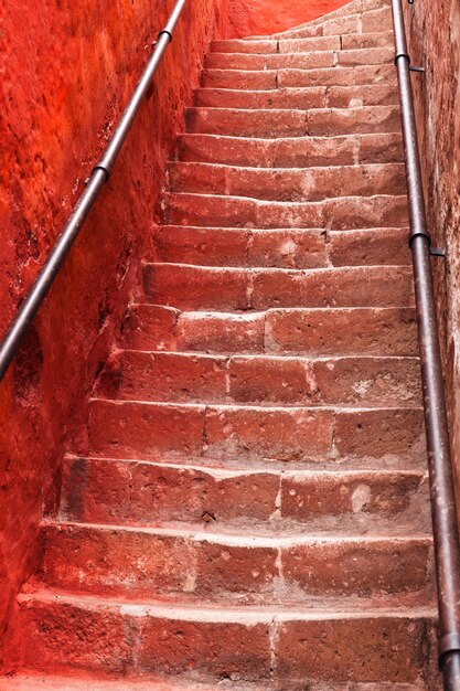 Hermosa escalera antigua