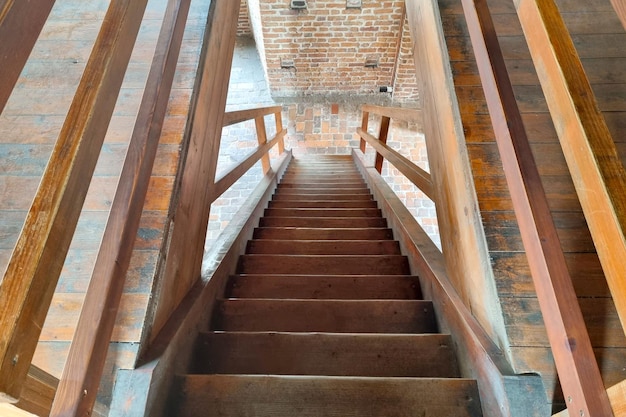 Hermosa escalera de madera en un antiguo edificio o castillo