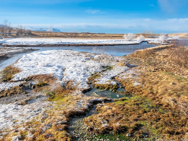 Hermosa escena alrededor de la energía térmica subterránea de Deildartunguhver para muchas ciudades de Islandia