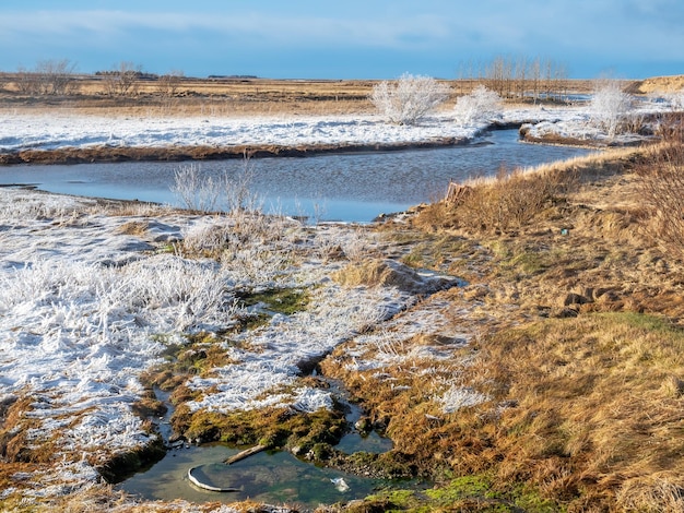 Hermosa escena alrededor de la energía térmica subterránea de Deildartunguhver para muchas ciudades de Islandia