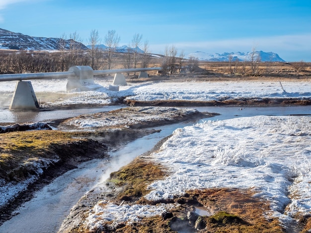 Hermosa escena alrededor de la energía térmica subterránea de Deildartunguhver para muchas ciudades de Islandia