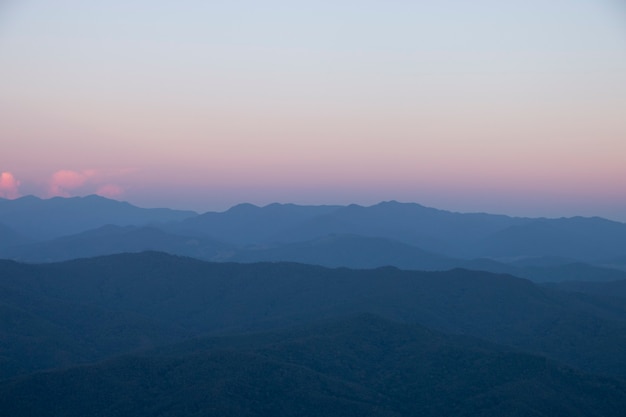 Hermosa escena, amanecer con vista a la montaña por la mañana.