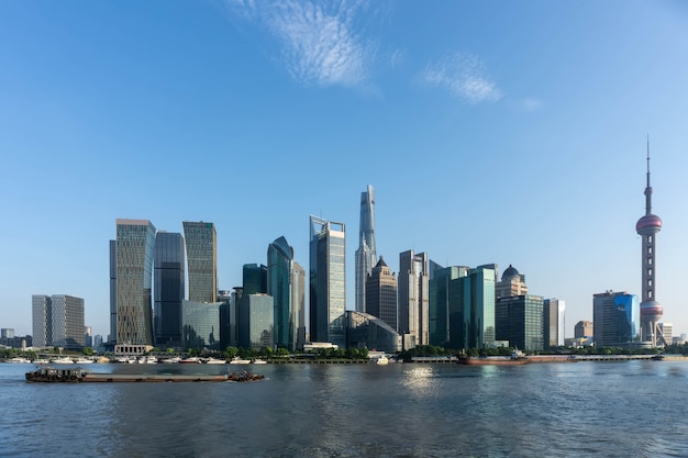 Hermosa escena del atardecer del horizonte de shanghai y el río huangpu