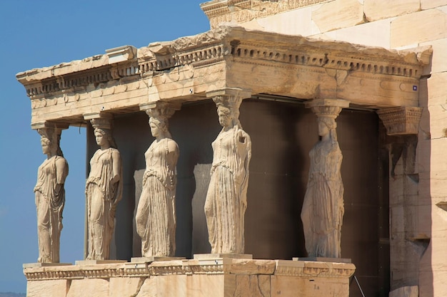 Hermosa escena de las estatuas de piedra exteriores del Pórtico de las Cariátides y un cielo azul en Grecia