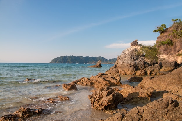 Hermosa escena, mar tropical y playa