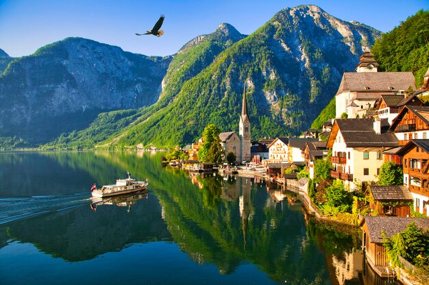 La hermosa escena matutina del lago Hallstatt