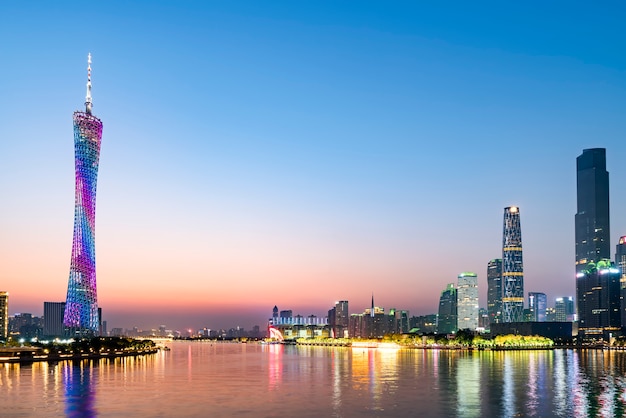 La hermosa escena nocturna de la ciudad y el horizonte del paisaje en Guangzhou