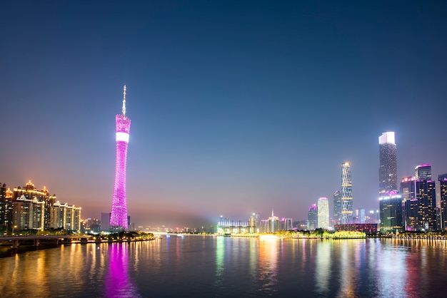 La hermosa escena nocturna de la ciudad y el horizonte del paisaje en Guangzhou