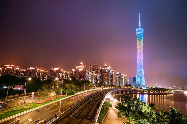 La hermosa escena nocturna de la ciudad y el horizonte del paisaje en Guangzhou