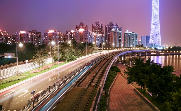 La hermosa escena nocturna de la ciudad y el horizonte del paisaje en Guangzhou