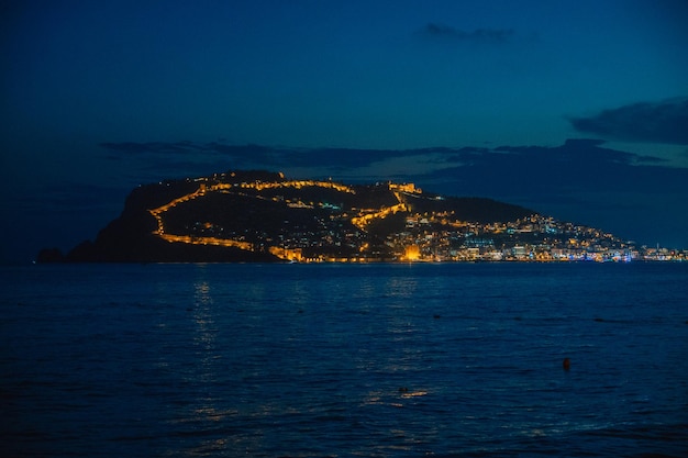 Hermosa escena nocturna en la playa de alanya en turquía