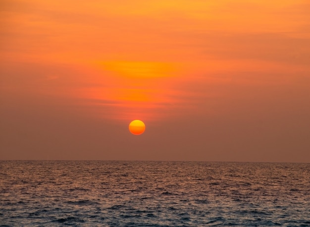 Hermosa escena de puesta de sol sobre el océano.