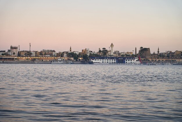 Foto hermosa escena del río en aswan