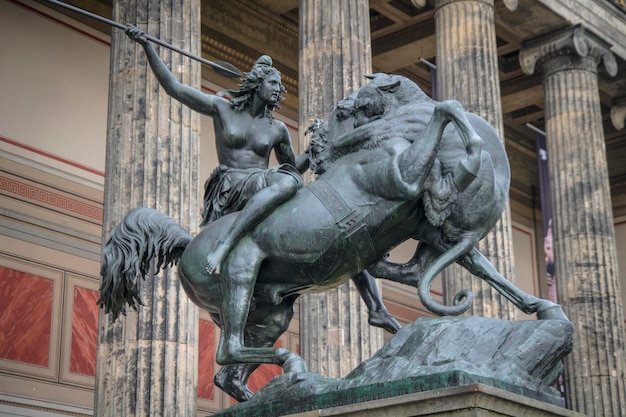 Hermosa escultura cerca del Museo Antiguo Museo Altes en Berlín, Alemania.