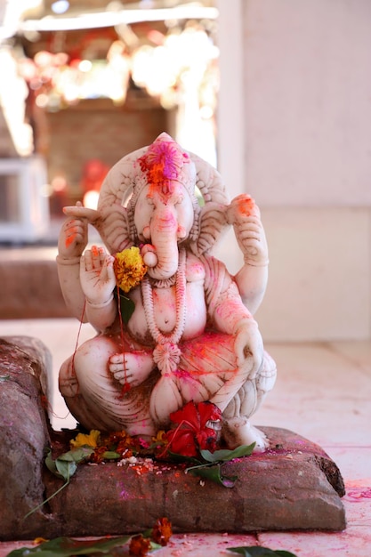 Hermosa escultura de Lord Ganesh