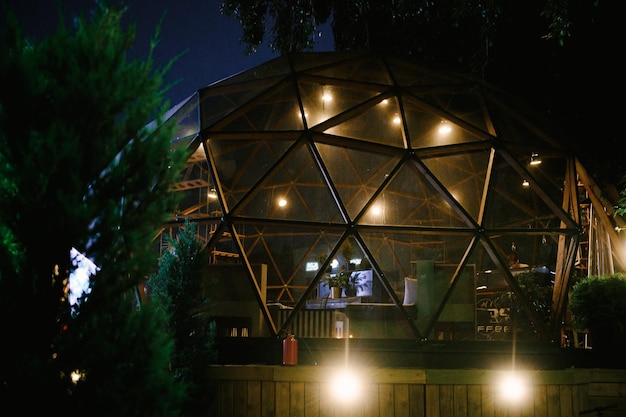 Hermosa esfera de café de cristal de verano por la noche con iluminación