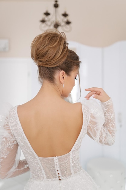 Hermosa espalda de una joven novia en un vestido de novia