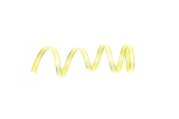 Foto hermosa espiral de torsión de cinta dorada aislada sobre fondo blanco.