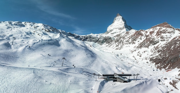 Hermosa estación de esquí de zermatt con vista al pico matterhorn