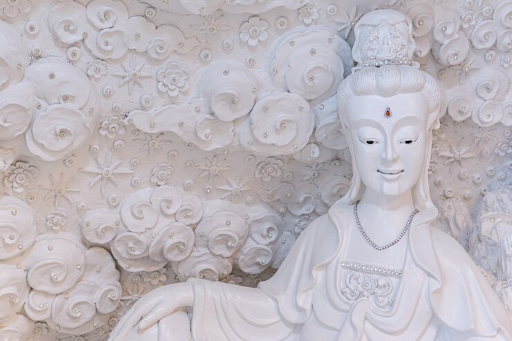 Hermosa estatua blanca de Guan Yin