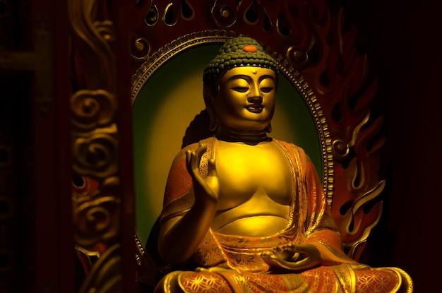 La hermosa estatua de Buda de Asia La escultura de arte antiguo El fondo de la arquitectura asiática