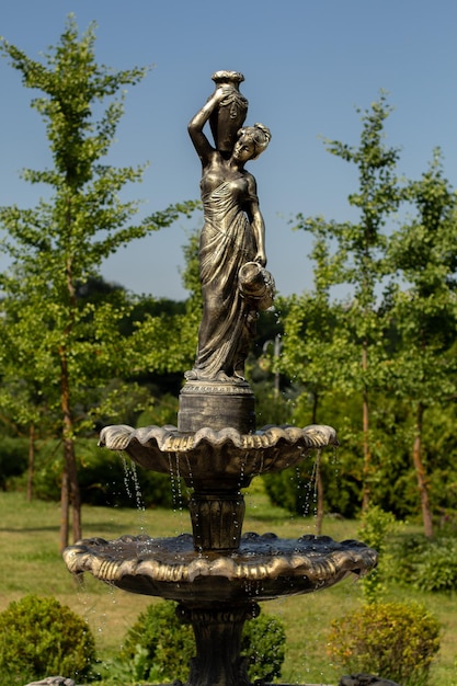 Hermosa estatua de fuente en el parque