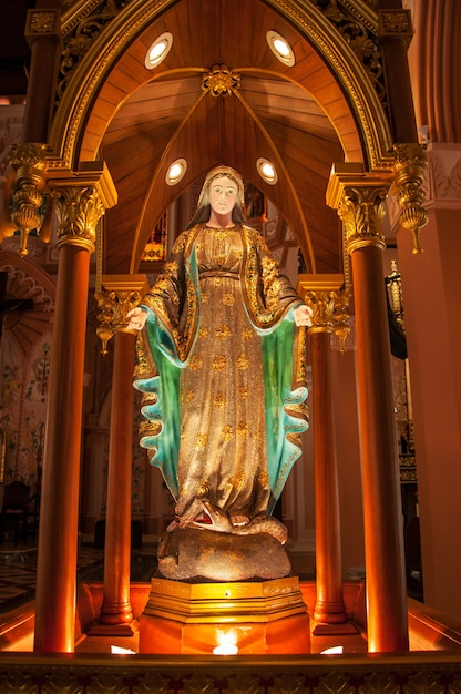 Foto hermosa estatua de maría en la iglesia