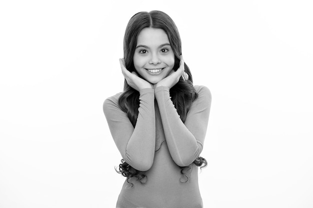 Hermosa estudiante adolescente Retrato de niña de escuela adolescente sobre fondo aislado Colegiala inteligente nerd niño inteligente Niña feliz cara emociones positivas y sonrientes