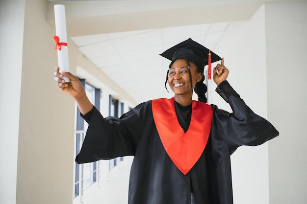 Hermosa estudiante africana con certificado de graduación