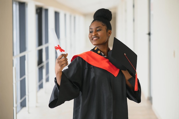 Hermosa estudiante africana con certificado de graduación