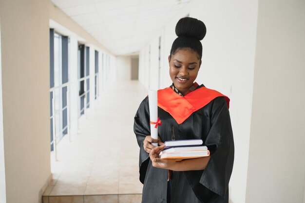 Hermosa estudiante africana con certificado de graduación