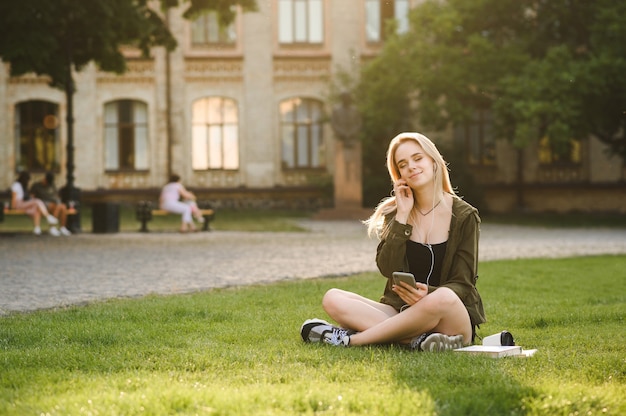 Hermosa estudiante con amplia sonrisa