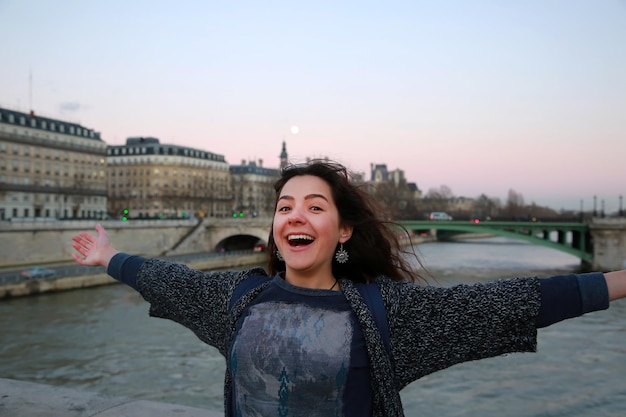 Hermosa estudiante chica diviértete en París, Francia