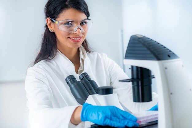 Hermosa estudiante femenina en laboratorio