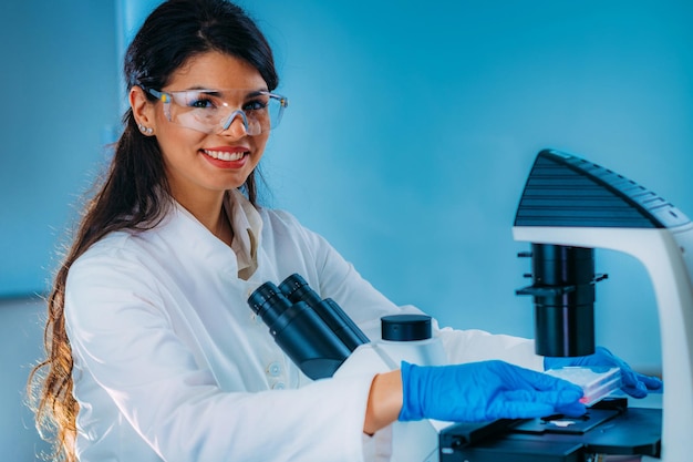 Hermosa estudiante femenina en laboratorio