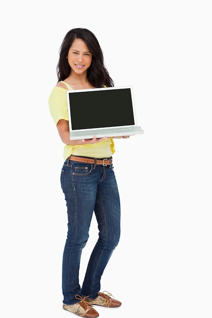 Hermosa estudiante Latina mostrando una pantalla de portátil