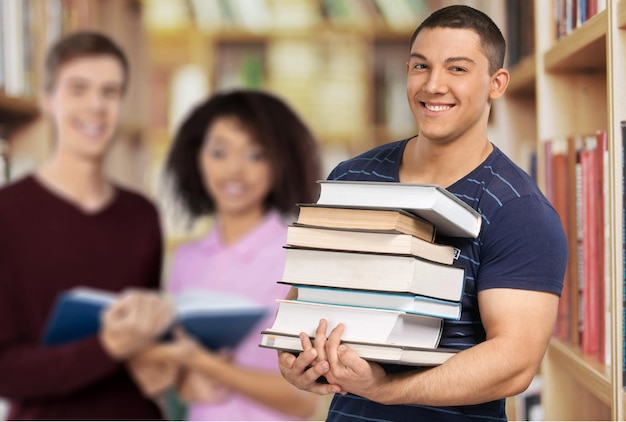 Una hermosa estudiante rodeada de libros de la biblioteca