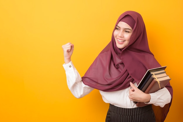 Hermosa estudiante universitaria con retrato hijab