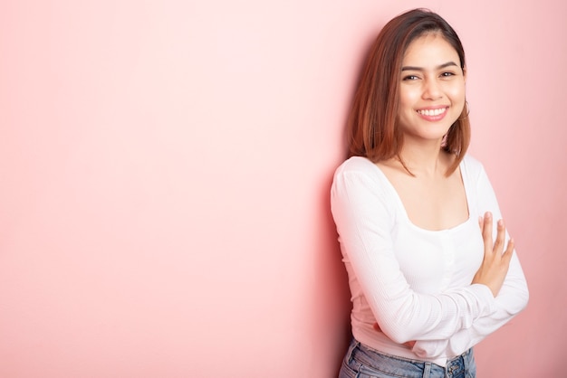 Hermosa estudiante universitaria está sonriendo en rosa