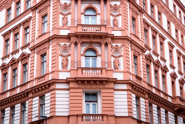 Hermosa fachada de la casa antigua en Praga, República Checa