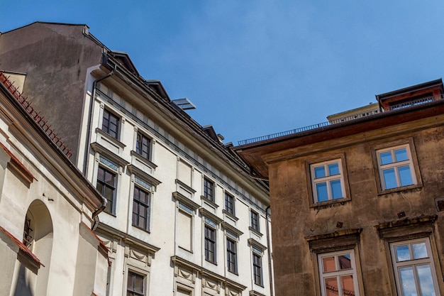 Hermosa fachada de la casa de la ciudad vieja en Cracovia Polonia