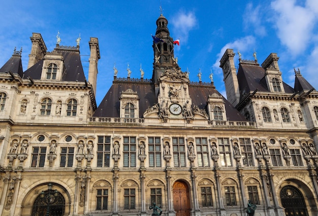 Hermosa fachada del edificio histórico de parís francia abril