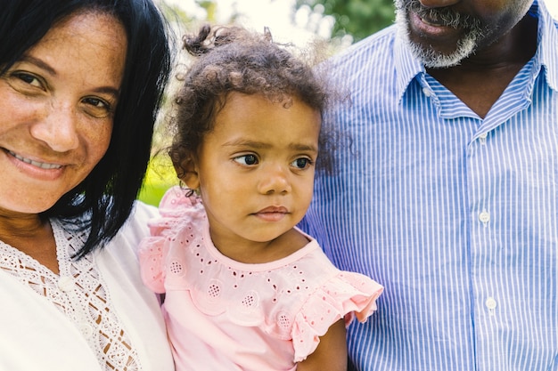 Hermosa familia afroamericana feliz unión en el parque - familia negra divirtiéndose al aire libre