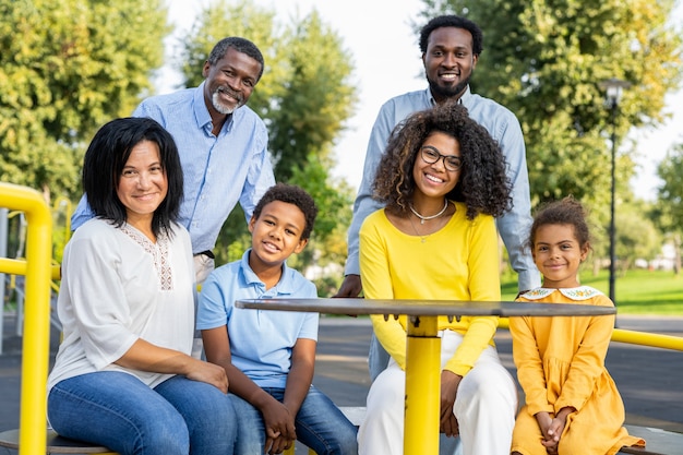 Hermosa familia afroamericana feliz unión en el parque - familia negra divirtiéndose al aire libre