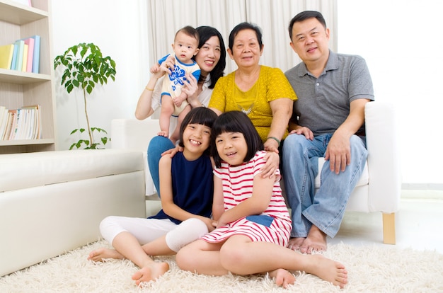 Hermosa familia asiática de 3 generaciones.