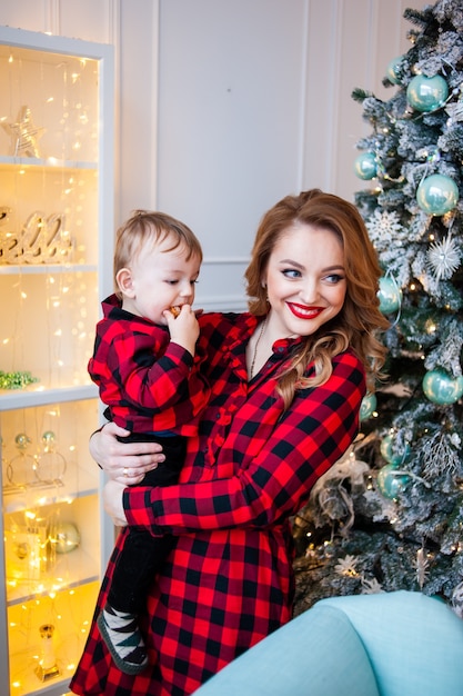 Hermosa familia caucásica antes de las celebraciones de año nuevo