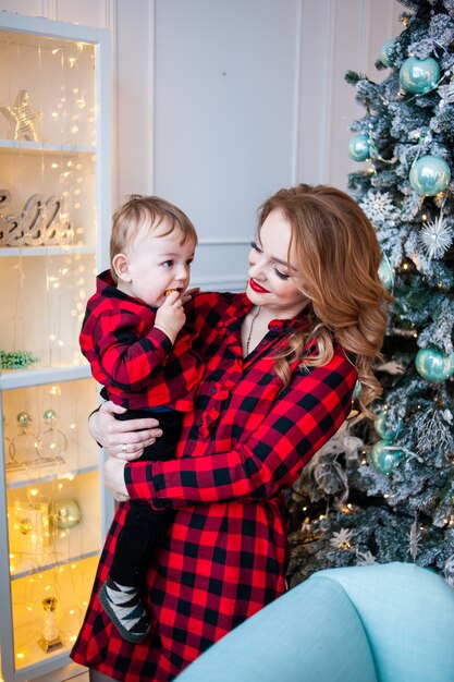 Hermosa familia caucásica antes de las celebraciones de año nuevo