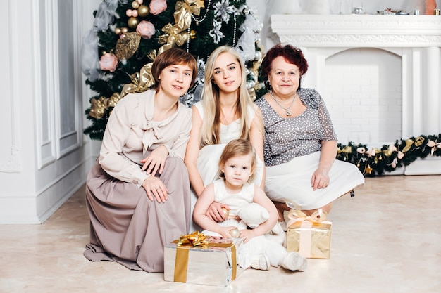 Hermosa familia celebrando la Navidad en casa